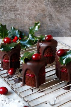 Chocolate Cranberry Christmas Mini Cakes (vegan, gluten-free, nut-free