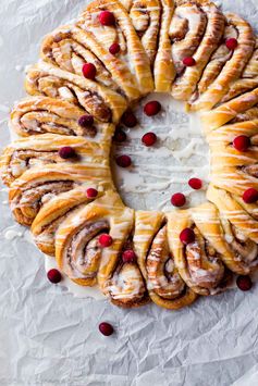 Cinnamon Roll Wreath