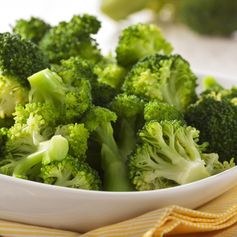 Steamed Broccoli with Olive Oil, Garlic, and Lemon