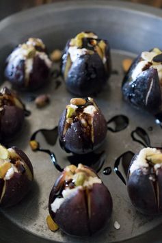 Warm figs with goat cheese, pistachios and balsamic glaze