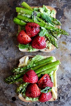 Avocado Toast with Asparagus and Strawberries