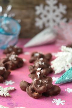 4 Ingredient Chocolate Mint Cashew Clusters