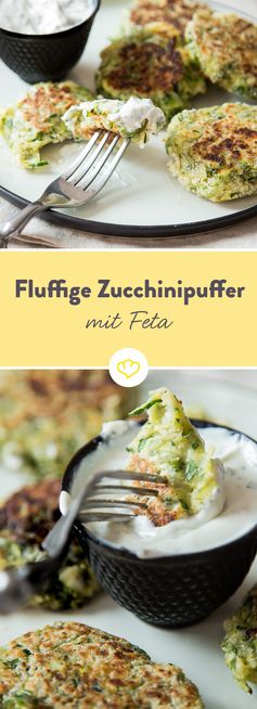 Fluffige Taler zum Eintunken: Zucchinipuffer mit Feta und Tzatziki