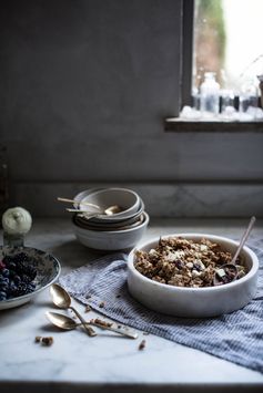 Granola : white chocolate + cherry + macademia + coconut