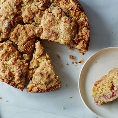 Nigella Lawson's Very Smart Strawberry Streusel Cake