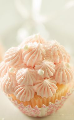 White Chocolate Pink Champagne Cupcakes