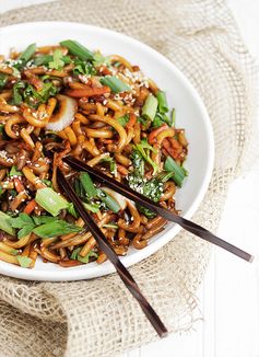 15 Minute Spicy Udon and Vegetable Stir Fry