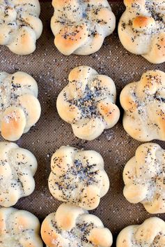 30 Minute Everything Garlic Parmesan Knots