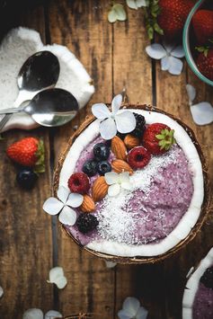 Berry Coconut Breakfast Smoothie Bowls