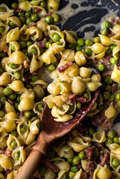 Creamy Pasta With Smoked Bacon and Peas