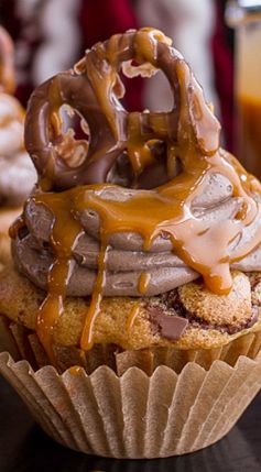 Death By Butterbeer Cupcakes w/Treacle Butter Frosting + Chocolate Covered Pretzels