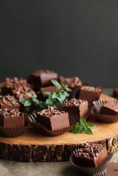 Easy 5 Minute Peppermint Chocolate Fudge (Vegan