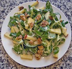 Feldsalat mit gebratenen Birnen und Walnüssen