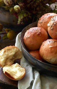 Homemade Garlic Herb Rolls