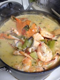 Honduran Coconut Seafood Soup (Sopa Catratcha De Mariscos Con Un