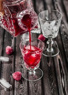 How to Make Raspberry Liqueur