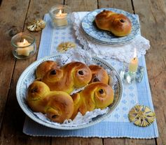 Lussekatter – Santa Lucia Saffron Buns (St Lucia Bread Rolls