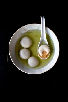 Peanut butter sticky rice balls in green tea