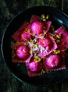 Rote-Beete-Ravioli mit Orangen-Walnuss-Butter