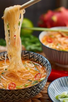 Rote Thai Curry Suppe mit Hähnchen und Pak Choi