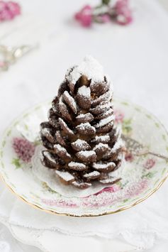 Schneeweiße Wintertorte & Schoko Tannenzapfen