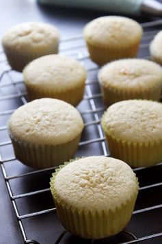 Simple Vanilla Cupcakes from Scratch
