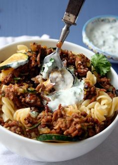 Türkische Pasta mit Hackfleisch und Joghurt-Sauce