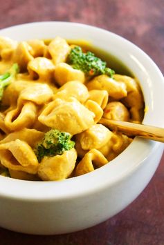 Vegan Sriracha Shells 'n Cheese with Broccoli