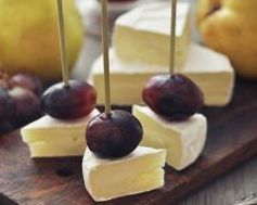 Amuse-bouches coquins de camembert au raisin