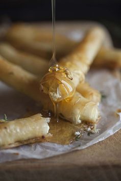 Baked goats cheese cigars with honey and thyme