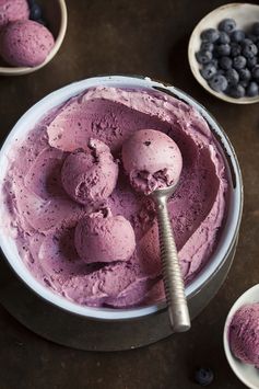 Blueberry ice cream with maple and cinnamon