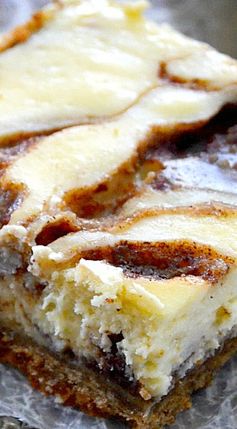 Cinnamon Roll Cheesecake Bars