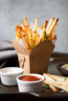 Crispy French Fries w/ Homemade Dipping Sauces