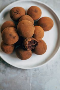 Raw Vegan Fudge Truffles