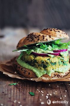 Spinach Quinoa Veggie Burger (YUM!