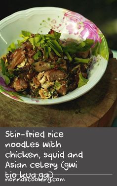 Stir-fried rice noodles with chicken, squid and Asian celery (gwi tio kua gai
