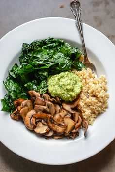 Super vegan bowl with parsley cashew pesto