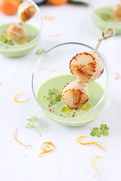 Velouté de petits pois au Saint-Agur, noix de saint-jacques snackées