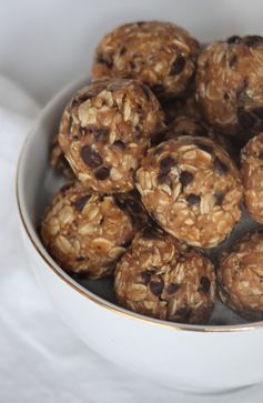 4-Ingredient Peanut Butter Chocolate Energy Bites