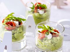 Avocadopuree met tomaat en feta