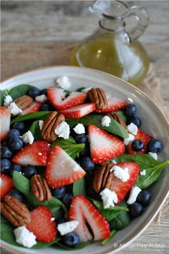 Berry Spinach Detox Salad with Poppy Seed Dressing