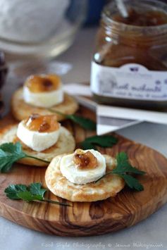 Blinis au bouchon du Quercy et confiture de poire cannelle et éclats de noix