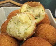 Bolinho de Batata Recheado com Bacalhau