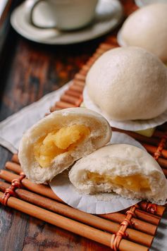 Cantonese Steamed Custard Buns (Nai Wong Bao