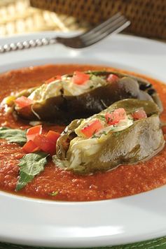 Chiles rellenos de queso con salsa de chorizo