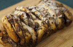 Cinnamon Roll Nutella Pull-Apart Bread