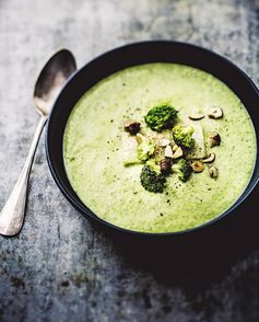 Crème de brocoli légère aux noisettes