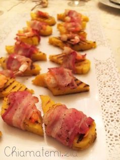 Crostini di polenta con gamberi e bacon