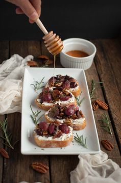 Crostini with Roasted Grapes, Goat Cheese, and Pecans