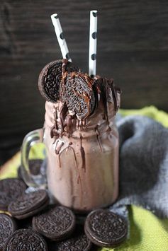 Eat your Feelings – Boozy Oreo & Chocolate Cream Milkshake